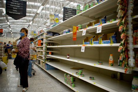 Empty store shelves during Mexico’s swine flu epidemic in 2009. (Image: Eneas De Troya/Wikimedia)